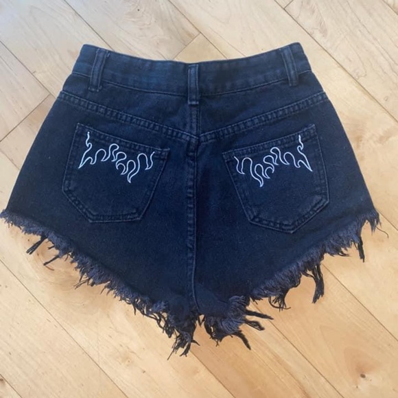 Black shorts - Picture 2 of 2